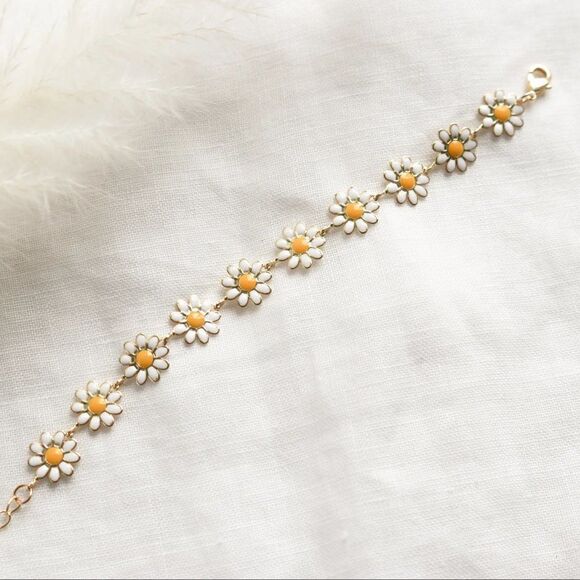 White Daisy Enamel Chain Bracelet - Picture 4 of 8